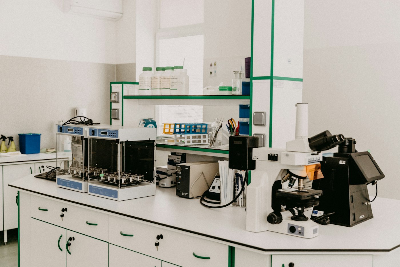 Laboratorijos darbo stalas su mikroskopu